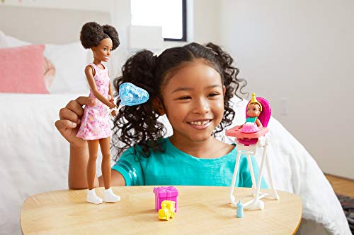 Barbie Skipper Muñeca afromericana canguro con vestido y bebé, con trona de niño de juguete y accesorios de cumpleaños (Mattel GRP41)