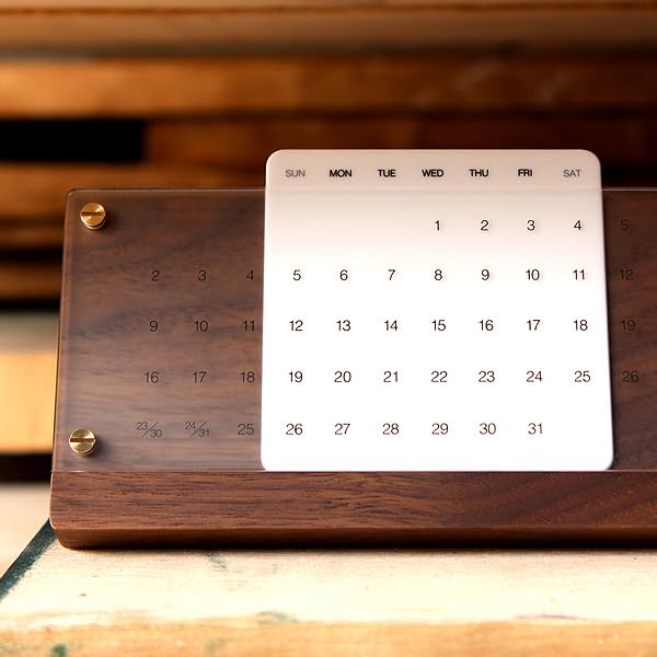 Amazon | 「Desk Calendar Eternal」木が経年変化しながら年月を刻む