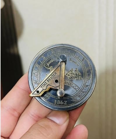 Brújula antigua de latón con reloj de sol vintage miniatura 3