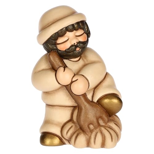 THUN, Uomo con Forcone e Fieno in Ceramica di Alta Qualità, Collezione Presepe Classico, Statuine per Presepe di Natale da Collezione, 5,2 x 4,3 x 7,9 cm