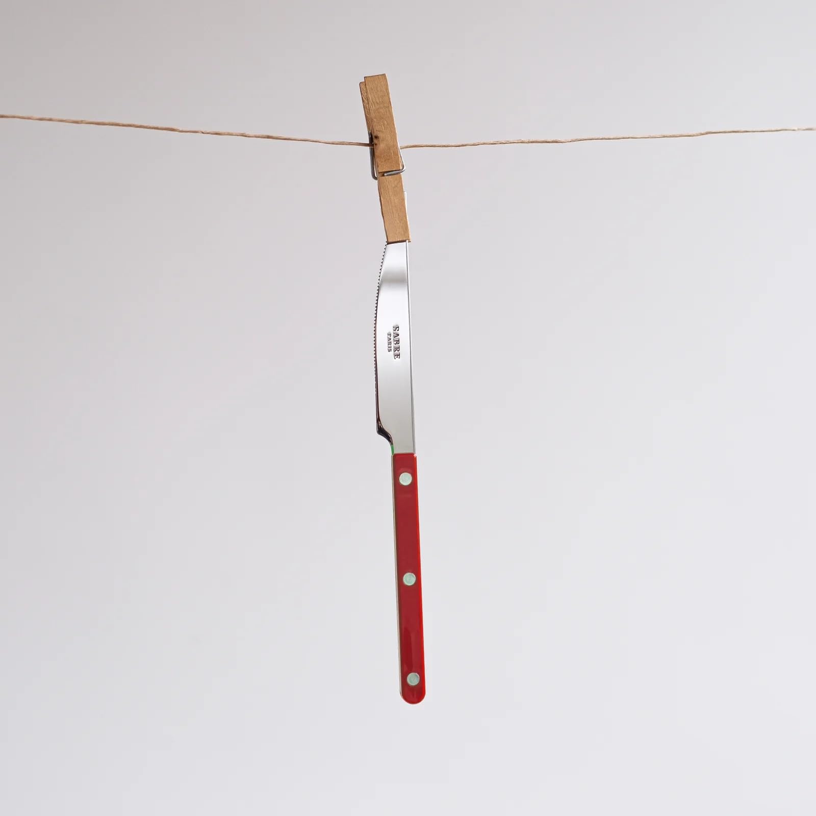 Sabre Paris | Juego de cubiertos de mesa 4 piezas 24cm Bistrot, color burdeos y acabado brillante. Incluye cuchillo, tenedor, cucharada y cuchara pequeña de acero inoxidable.