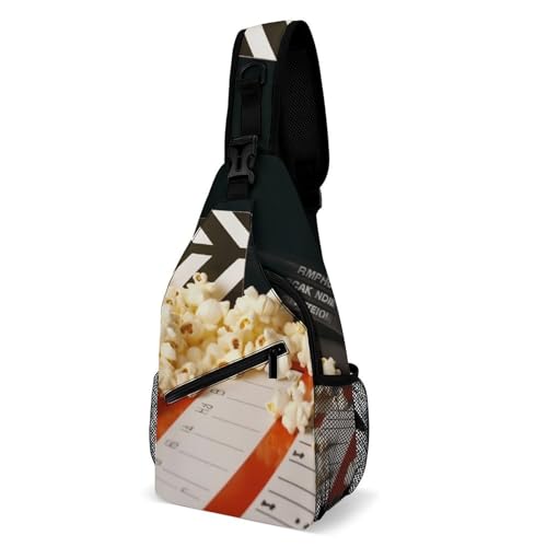 Mochila tipo sling blanca con diseño de claqueta y palomitas
