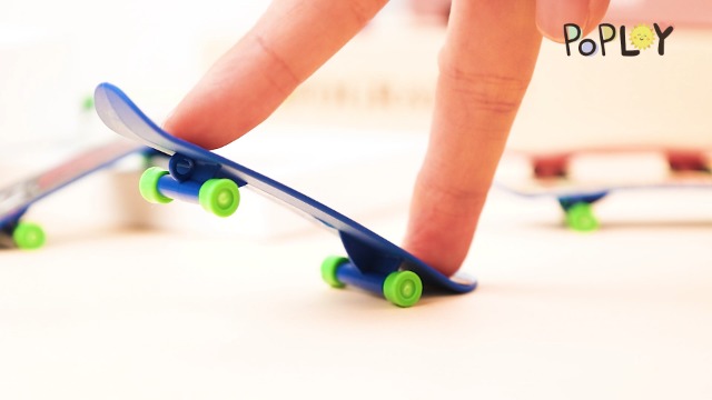 Nikou Mini Skateboard da Dita, Skateboard Fingerboard, Legno d'acero + Tastiera in Lega, con Scatola, Mini Set di Skate Fingerboard per Dita Rilassate (Nero
