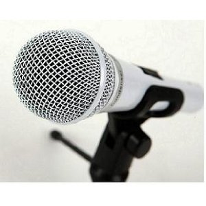 ટાક્સ્ટાર PCM-5550 માઇક્રોફોન સ્ટેન્ડ પર, કોણીય view