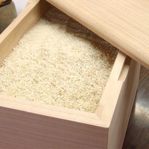 Boîte à riz kome-bitsu en paulownia (kiri) Masuda Kiribako, Osaka Senshu, avec sa tasse à mesurer