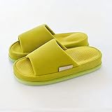 4. Durable et flexible: La conception de modèle de bande de la semelle est flexible et a une bonne prise en main.Les chaussons sont très doux et souple, et la conception s'intègre parfaitement la forme de votre pied, vous permettant de profiter du confort apporté par ces pantoufles après une longue journée.