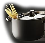 Una pentola nata per cuocere e scolare perfettamente gli spaghetti: la sua altezza consente infatti di immergere completamente la pasta in acqua senza doverla spezzare e il pratico coperchio con i fori permette di scolare velocemente gli spaghetti direttamente dalla pentola e di non disperdere tutta l’acqua di cottura.