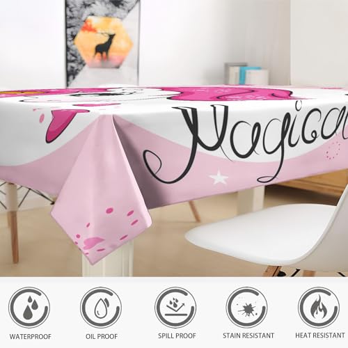 Table basse protégée des taches grâce à la nappe imperméable licorne lavable