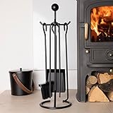 ENSEMBLE TRADITIONNEL POUR LA CHEMINÉE : Cet ensemble d'outils classique comprend un support avec une base circulaire et des supports individuels pour un tisonnier, des pinces, une pelle à charbon et une brosse, conçus pour entretenir le feu pendant les mois les plus froids.