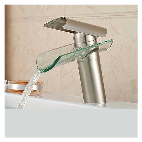 Robinet lavabo cascade verre fin de l'eau qui éclabousse la vasque