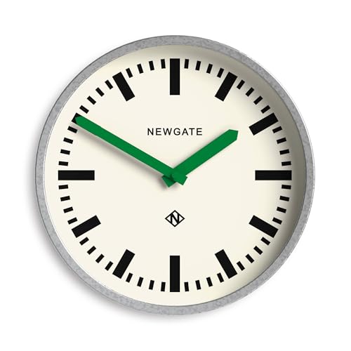 NEWGATE® Luggage wanduhr | Moderne Retro Metall bahnhofsuhr | 30cm | Tief verzinktes metallgehäuse mit grünen zeigern | Zeitgenössischer Vintage Stil für küche, Wohnzimmer oder büro