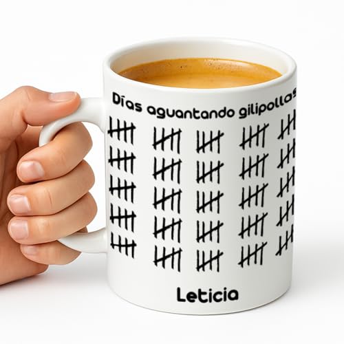 Taza personalizada friki con nombre de cerámica 350 ml – Regalo original de cumpleaños para geeks, fans de series, gamers y amantes de lo épico (Días aguantando gilipollas)