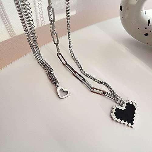 Chaine de chandail coeur noir en acier titane pour sublimer vos tenues d'hiver au quotidien