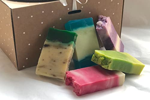 Jabones artesanos florales en caja regalo para crear un spa relajante en el baño de casa