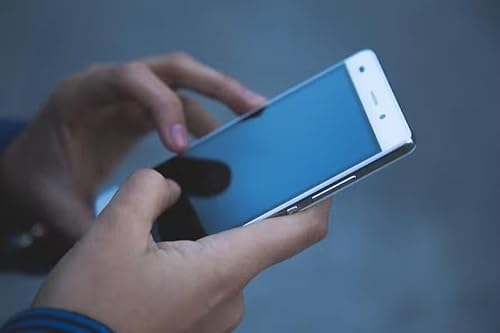 Usuários diminuem tempo nas redes sociais mas continuam conectados, aponta levantamento
