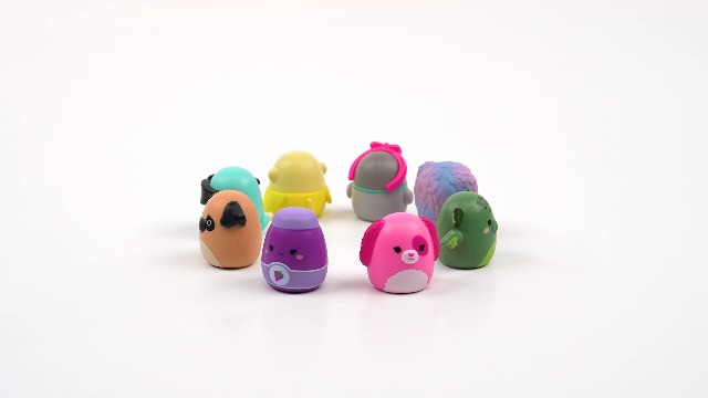 Squish-a-longs Confezione da 25 - Serie 2 - (25) Mini-Squish da 2,5 cm, 5 accessori, 1 anello e 1 guida per collezionisti - 2 figure di inseguimento - Colleziona, scambia e gioca