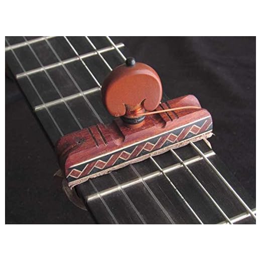 Cejilla de madera flamenca artesana de madera de Palo Rojo para guitarras española flamenca de primera calidad. Capo capotraste hecho a mano en Granada. Accesorio flamenco autentico.
