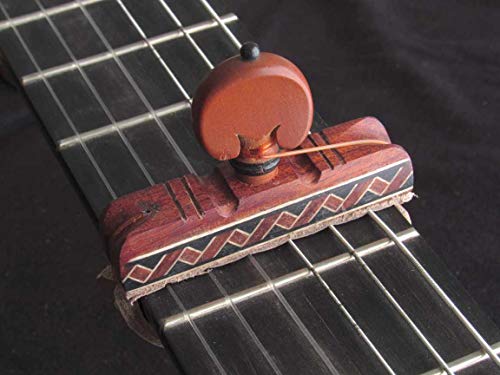 Capodastre en bois flamand artisanal en bois de palo rouge pour guitare espagnole flamenca de première qualité. Capote… - Les Beatles, Paul McCartney, John Lennon, RIngo Starr, George Harrison Capodastre en bois flamand artisanal en bois de palo rouge pour guitare espagnole flamenca de première qualité. Capote…
