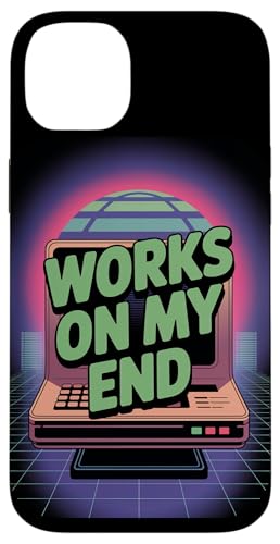 Works on My End ? Programmer Funny PC Error Retro Graphic �X�}�z�P�[�X iPhone 14 Plus �p