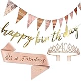 Realizzato su misura per festeggiare il quarantesimo compleanno: questo set include striscioni stampati in lamina, fasce glitterate e una corona con numeri tempestata di diamanti, fornendo una soluzione completa sia per le decorazioni della festa che per l'abbigliamento della star, massimizzando l'atmosfera festosa e il senso di solennità.