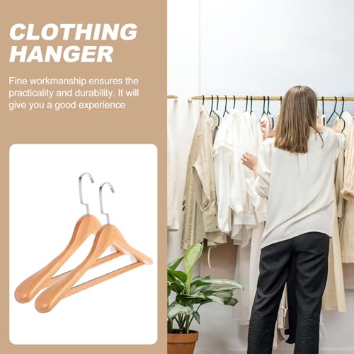 Cintres en bois massif pour dressing organisé et élégant