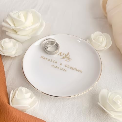 HDLOVE Vassoio porta-anelli personalizzato con nome, vassoio porta-gioielli in ceramica rotondo da 4 pollici personalizzato per anelli di fidanzamento, porta-fedi nuziali, regalo romantico per lei