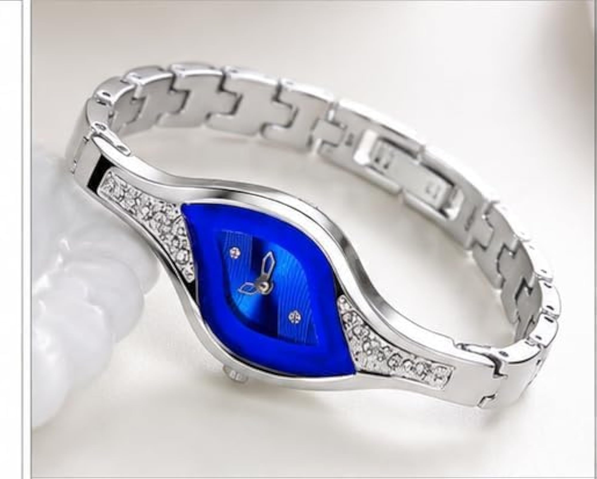 Elegant Silver Tone Women's Wrist Watch with Blue Leaf Dial
