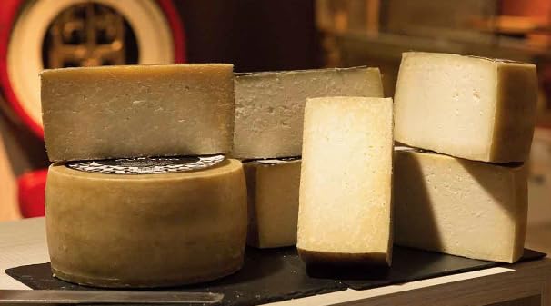 1/4 QUESO DE LECHE CRUDA DE OVEJA VIEJO CURADO ARTESANO 'CHILLON' 'Chillón: El queso de leche cruda de oveja viejo curado artesano con sabor persistente y equilibrado para paladares exigentes'.