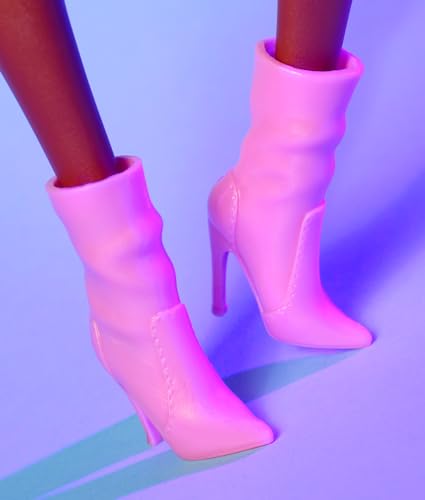 Barbie Barbie Looks 21 Poupée à collectionner n° 21 avec tresses brunes et tenue branchée « an 2000 » moderne : débardeur rose, jupe en similicuir et bottines, HRM13