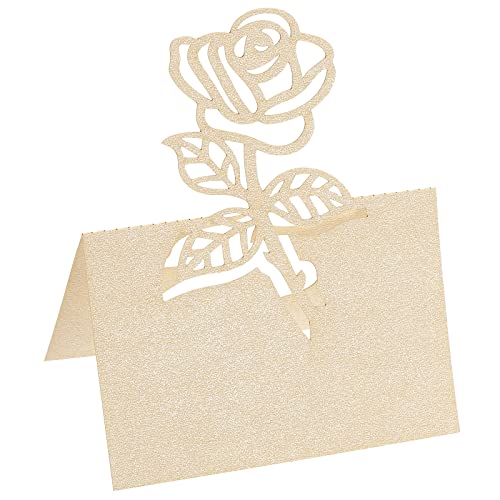 Marque-places vierges beige pour marquer les noms des invites sur table de mariage