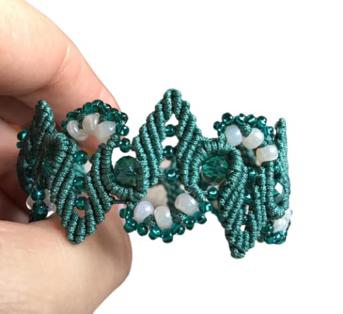 Pulsera macrame verde hojas hecha a mano con rocallas y cuentas cristal. Mide aproximadamente 18 cm. de largo