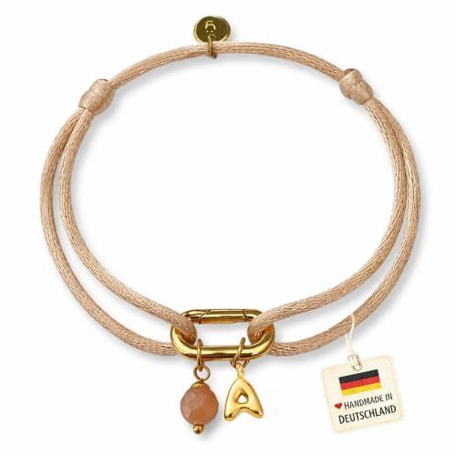 happymaker - Buchstaben Armband mit A und Pfirsich Mondstein Anhänger, vergoldeter Edelstahl Buchstabe mit Satinband in beige, handgefertigt in Deutschland