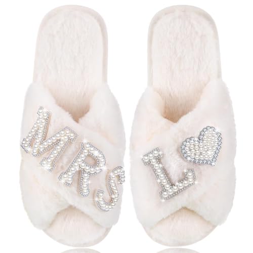 Bride Slippers for Wedding Day MRS Letter Pearl Personalized Initial Design Bridesmaid Custom Slippers Bridal Party Shower Gift Open Toe Fuzzy Bridal Getting Ready Outfit Indoor Shoes, MRS L 3637