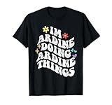 ¿Tu madre se llama Ardine? ¿Conoces a alguien llamado Ardine? Este bonito y divertido diseño envejecido con flores de color pastel que dicen que soy Ardine haciendo cosas Ardine es el mejor regalo para el día de la madre.