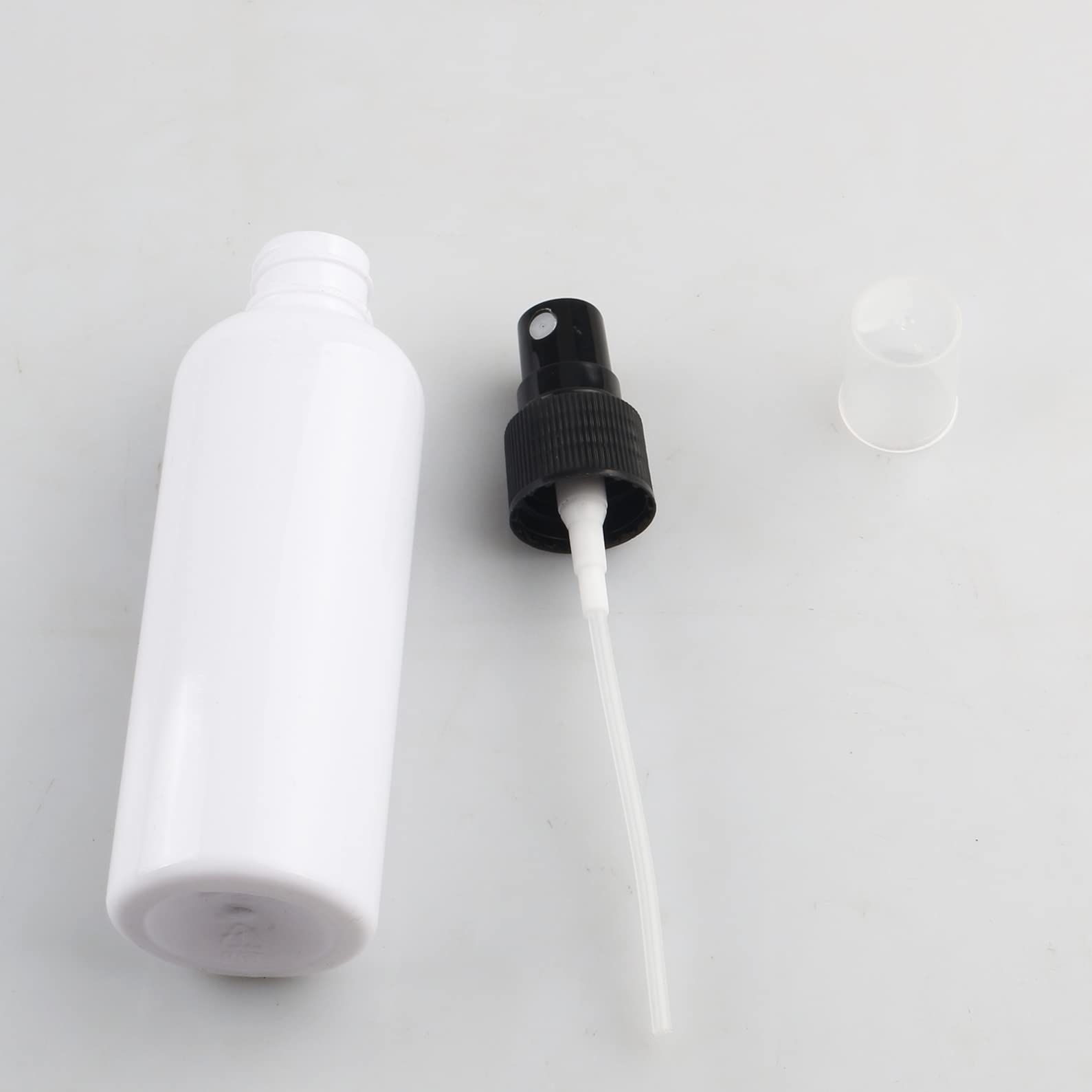 50 Pezzi Portatile 100ml Bianco Flacone Spray Vuoto Plastica, Piccolo Flacone Spray per Nebbia con Testina di Spruzzo Bianco, Bottiglia di Profumo, Cosmetica, Viaggio Riutilizzabile con 4x Imbuti