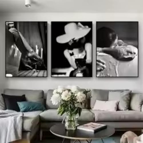 Femme dans la baignoire affiche vintage noir et blanc pour sublimer la décoration de salle de bain