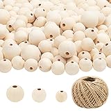 deko holzkugeln SPAßIGE, KREATIVE HANDWERKE: Dieses Holzperlen Natur Set ist ideal für Leute, die experimentieren möchten oder bereits an ein Projekt denken. Dekorieren Sie die Holzperlen mit Pailletten, Glitzer oder Stoff, um Charms zu machen. Erstellen Sie Quasten, Armbänder, Halsketten, Ohrringe und anderen Bastel Schmuck. Fügen Sie die Holzkugeln mit Loch Ihren Traumfängern, Kleidung oder Lampen hinzu. Sie können die Perlen sogar verwenden, um Holzperlen Puppen / Spielzeug mit Kindern herzustellen.