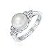 Imagen de Bling Jewelry Anillo de cóctel de compromiso con perla cultivada de agua dulce blanca solitaria y piedras laterales CZ personalizables para el grupo de novias para mujeres en plata de ley