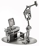STEEMO Original Schraubenmännchen mit PC und Chartmonitor – Bürofigur mit 2 Stiftehaltern – Geschenk für Männer, Kollegen, Trader oder IT-Fans – Handarbeit aus Metall – Schreibtischdeko – 18x10x20 cm