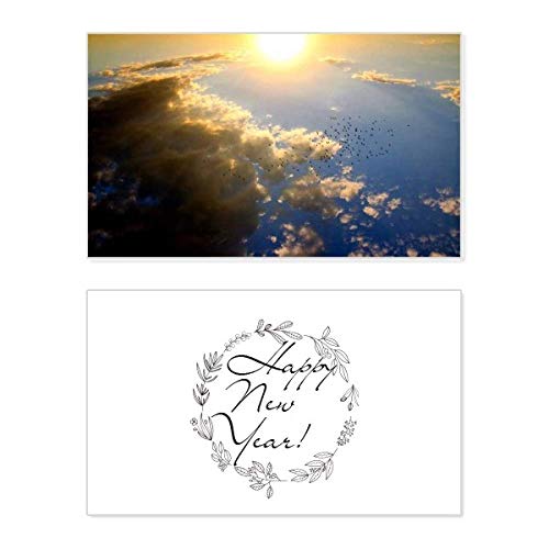 Tarjeta de Año Nuevo con mensaje de bendición y paisaje de nubes azules para recuerdos