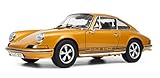 Das ebenfalls sehr fein detaillierte Interieur des Miniatur-Porsches ist dem großen Vorbildfahrzeug nachempfunden und verfügt über zahlreiche Details wie den fünf 911-typischen Rundinstrumenten mit den ebenfalls 911-typischen orange-farbenen Zeigern.