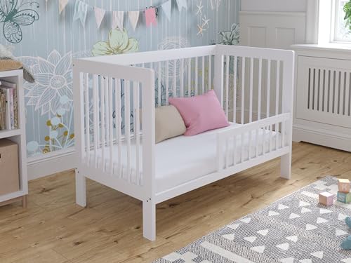 Love For Sleep Lit Bébé Évolutif 120x60 cm en Bois de Pin Blanc avec Barrière de Sécurité – Modèle LUCA – Lit Transformable pour Enfant, Fille ou...