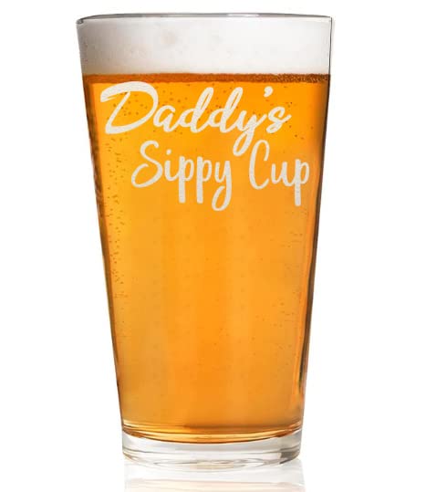 CARVELITA Daddy's Sippy Cup Beer Glass - First Time Dad Gifts - 16oz Engraved Beer Pint - Gifts For New Dad - Dad To Be Gifts - Happy Birthday Daddy - New Dad Gifts For Men - Fathers Day Gift For Dad