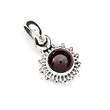 Der in dem Kettenanhänger eingefasste Stein ist ein Granat. Sein dunkelrote Farbe in Kombination mit dem glänzenden Silber macht dieses Schmuckstück zu einem absoluten Hingucker. Gerne wird der Granat auch in vintage-Schmuck verwendet.