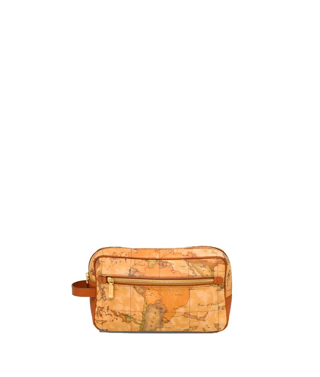 ALVIERO MARTINI 1a CLASSE Pochette media realizzata in tessuto Geo Classic con chiusura zip per riporre tutti i tuoi oggetti personali e averli sempre con se. Capiente e compatta presenta anche una pi