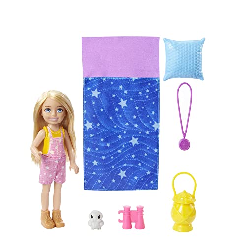 Barbie Chelsea Serie, Chelsea Camping Puppe mit blonden Haaren, Haustier Eule, Schlafsack, Kissen, Laterne, Fernglas, Camping Zubehör, Geschenk für Kinder, Spielzeug ab 3 Jahre,HDF77