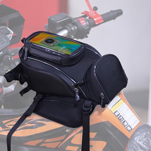 ✅【Design portatile e flessibile】: La tracolla e la maniglia staccabili possono essere facilmente convertite in una borsa a mano dopo il parcheggio; il design in velluto antiscivolo sul fondo può mantenerla in posizione anche in curva ad alta velocità o su strade sconnesse e può anche evitare che la vernice del serbatoio del carburante si graffi, senza lasciare tracce dopo lo smontaggio.