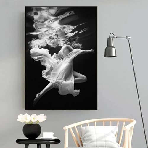 Belle fille nageant sur toile pour habiller un grand mur vide salon et chambre