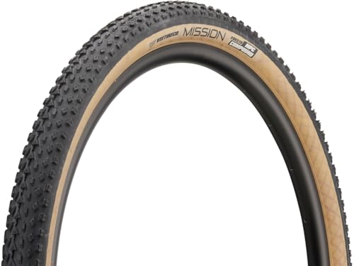 1. Pneumatico XC veloce: ideale per cross-country, maratona e uscite a lunga distanza. 2. Massima efficienza: battistrada centrale con tacchetti ravvicinati per pedalare in modo rapido ed efficiente. 3. Controllo in curva: tacchetti laterali studiati per garantire presa e stabilità su terreni vari. 4. Stile Natural Wall: fianchi beige per un look retrò elegante mantenendo le prestazioni moderne. 5. Tubeless Ready: montaggio senza camera possibile per un maggiore comfort, grip e protezione contro le forature.