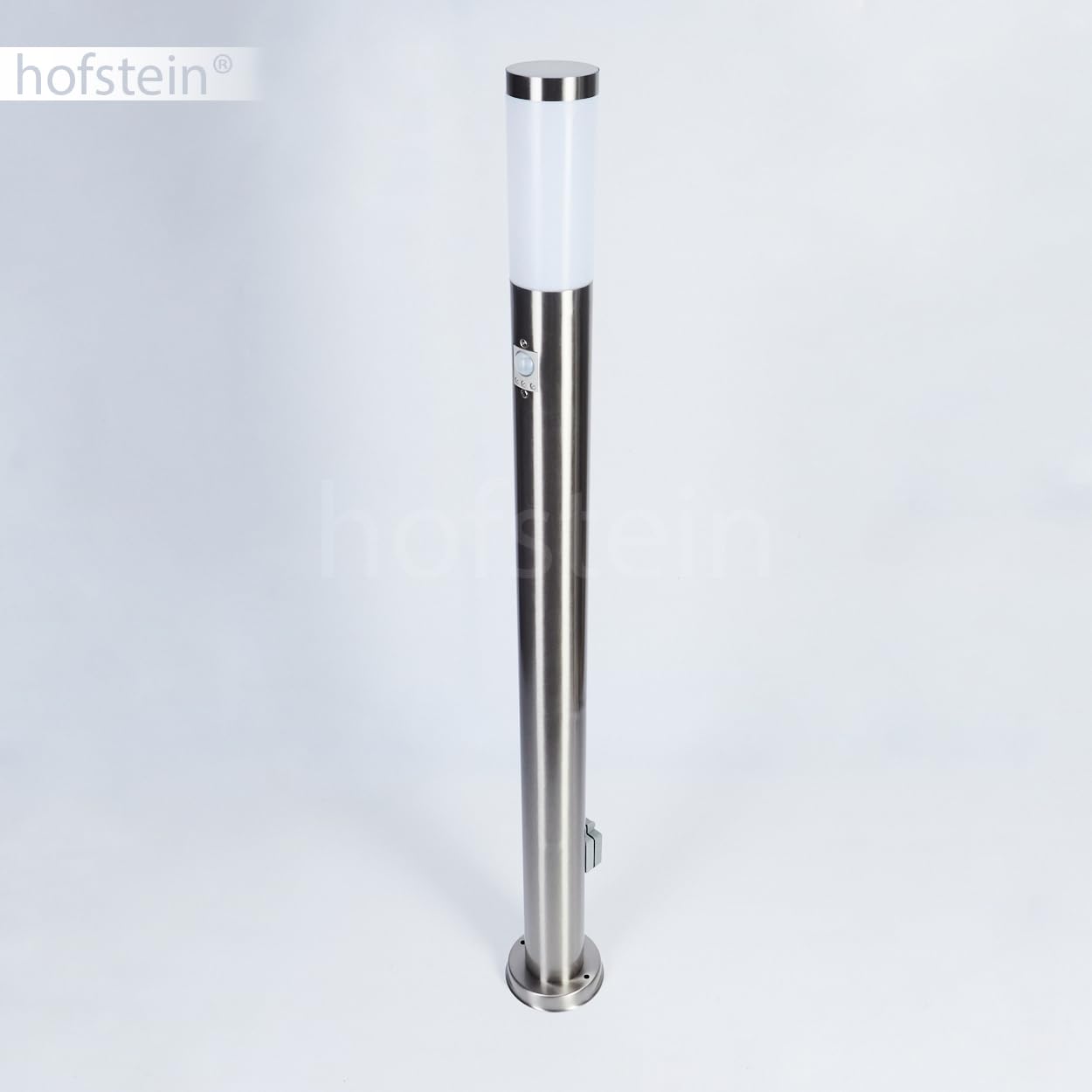 HOFSTEIN Wegeleuchte Sessa, Außenwegeleuchte mit Bewegungsmelder und Steckdose aus Metall/Kunststoff in Nickel-matt/Weiß, moderne Außenleuchte für Garten, Außenbereich, Hof, Terrasse, 110cm, E27, IP44